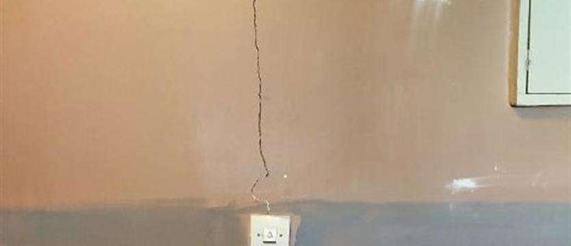 Kamienica przy Hożej pęka. Czy mieszkańcom grozi katastrofa budowlana?