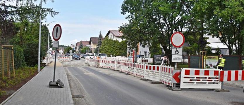 Układają ostatni fragment nawierzchni na ul. Modrej w Szczecinie