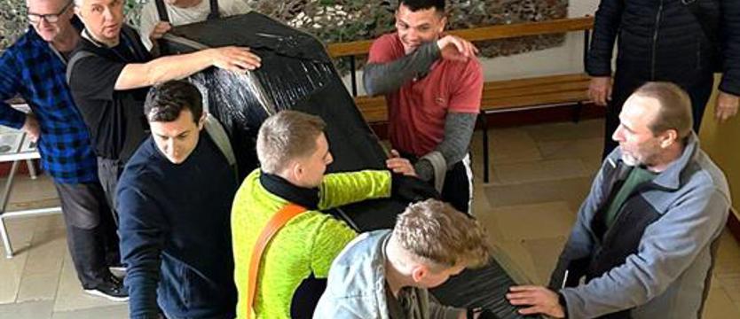 Piękna i... ciężka niespodzianka. W kołobrzeskim ogólniaku pojawił się 100-letni fortepian