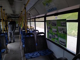 Wystawa w zabytkowym autobusie Volvo