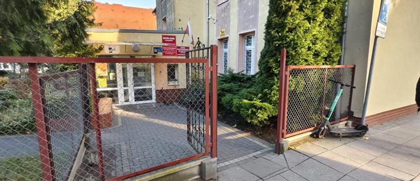 „Gdzie zaparkujemy?” Szkoła się rozbuduje, parking zniknie