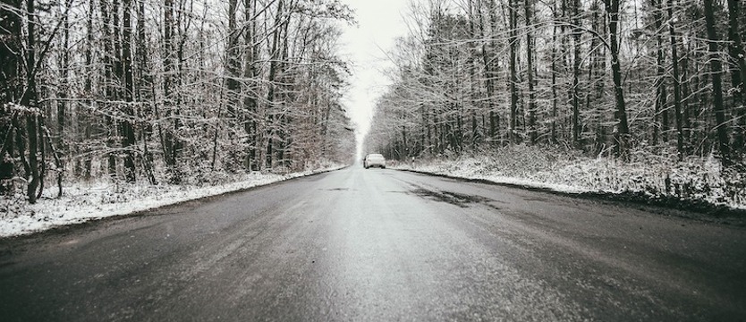 Uwaga na marznącą nawierzchnię dróg i chodników