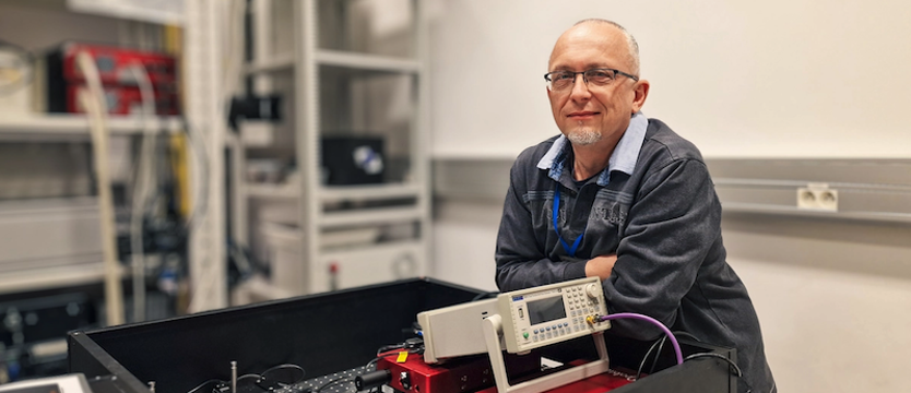 Opracowano materiał, który zmianą barwy reaguje na siłę