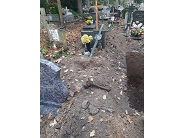 Skandal na Cmentarzu Centralnym. Ludzkie szczątki wykopane i porzucone