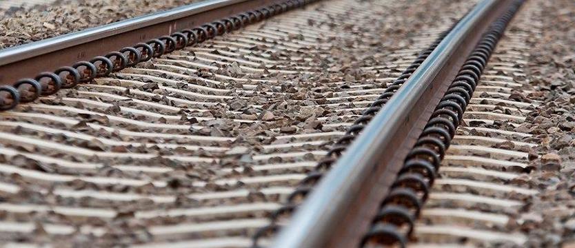 Wykolejona na stacji Szczecin Stołczyn cysterna z amoniakiem zabezpieczona