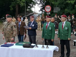 XII Festyn Komandosa. Odsłonięcie medali spadochroniarzy i defilada