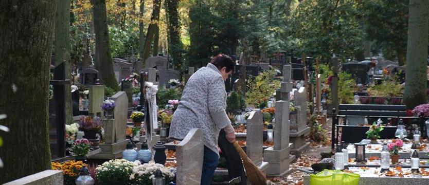 Szczecinianie porządkują groby bliskich
