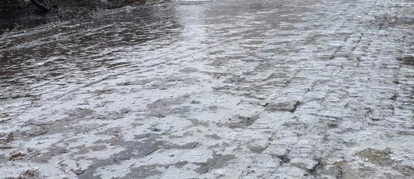 Uwaga: znów śliskie chodniki. ZDiTM ostrzega „dynamiczną sytuacją na liniach"