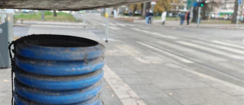 Centymetry (jednak) mają znaczenie. Coś „nie stykło” na przystanku