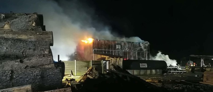 Pożar tartaku w powiecie stargardzkim. Na miejscu liczne zastępy straży pożarnej