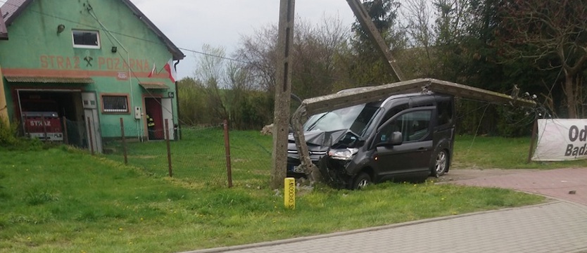 Auto wbiło się w słup w Gogolewie. Ranny mężczyzna