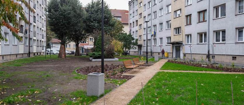 Trzy podwórka po remoncie. Między blokami jest teraz gdzie odpocząć