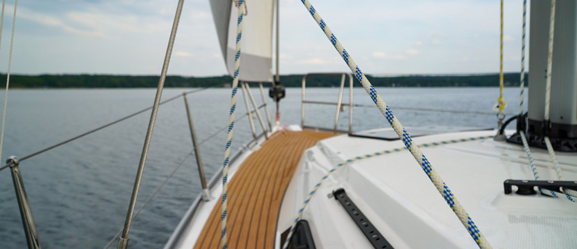 Rodzinne żeglowanie po jeziorze Scharmützel