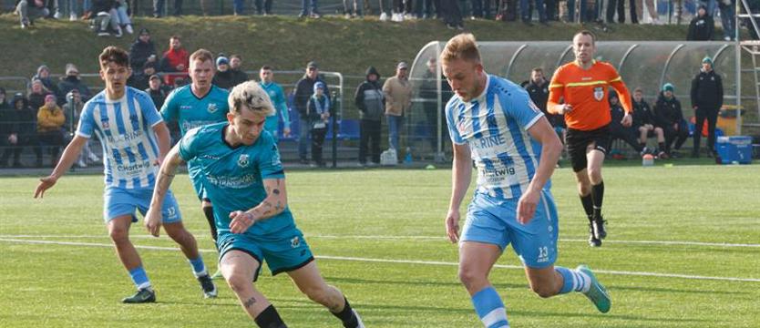 Piłka nożna. Liderujący Świt wygrywa i powiększa przewagę