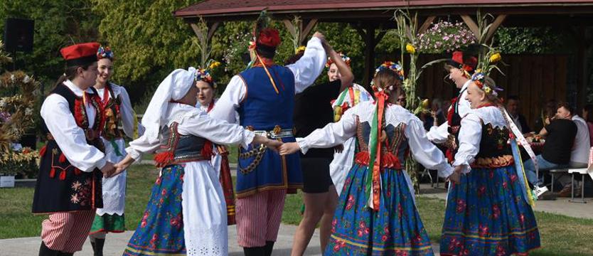 Wieńce, moda i zabawa pod gwiazdami. Dożynki z muzyką ludową