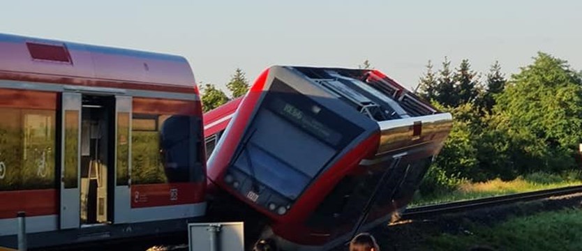 Pociąg wykoleił się po zderzeniu z ciężarówką pod Kołbaskowem