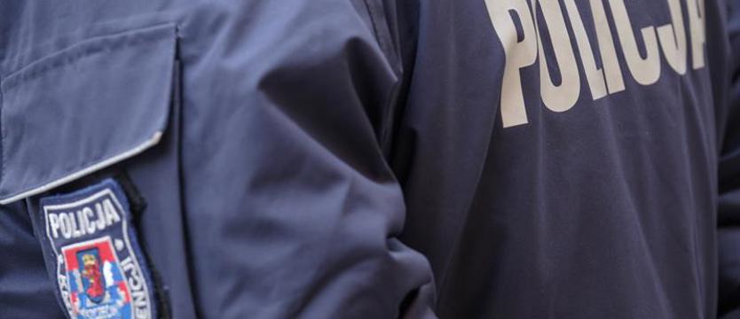 Tak pomagali kobiecie, że ją okradli