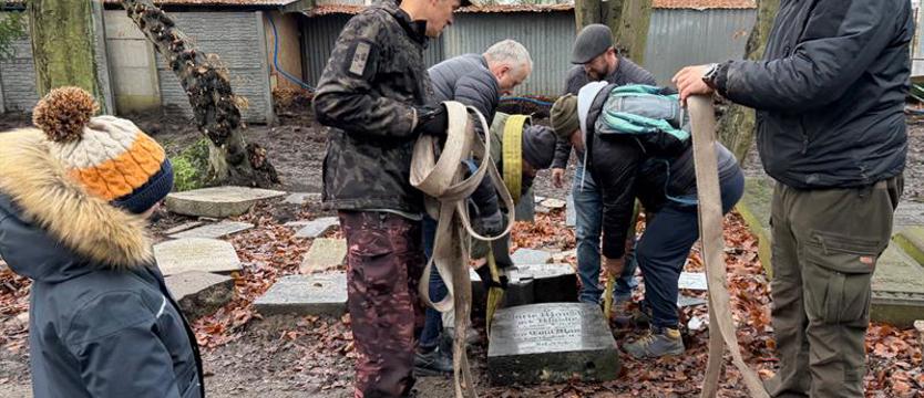 Przywracanie (należnego) miejsca pamięci. Zagadkowy trop ostatniej drogi