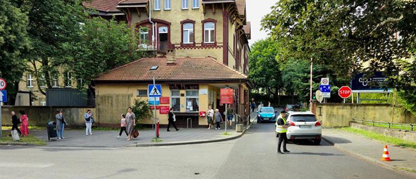 Do szpitala na Pomorzanach inną bramą. Od dziś zmiany w organizacji ruchu