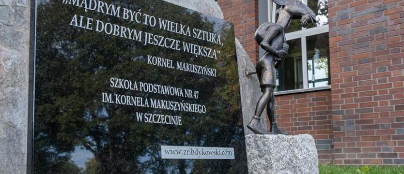 Koziołek pod szczecińską podstawówką. Prezent dla szkoły im. Kornela Makuszyńskiego