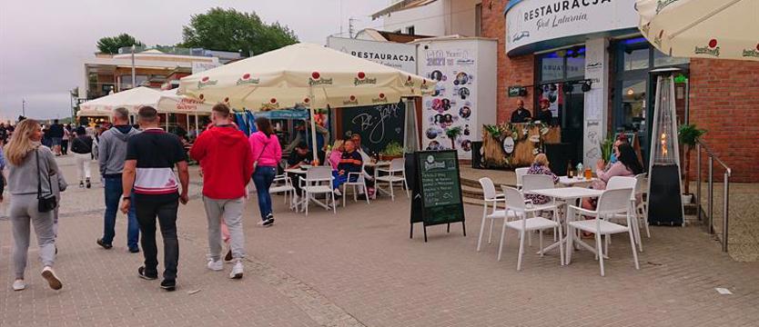 Urlop nad morzem to nie tylko leżenie na plaży. Tłumy na promenadach, tłumy nad Bałtykiem
