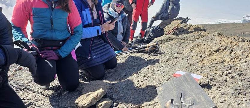 Przenieść w godne miejsce. Interwencja w sprawie tablicy upamiętniającej Aleksandra Dobę