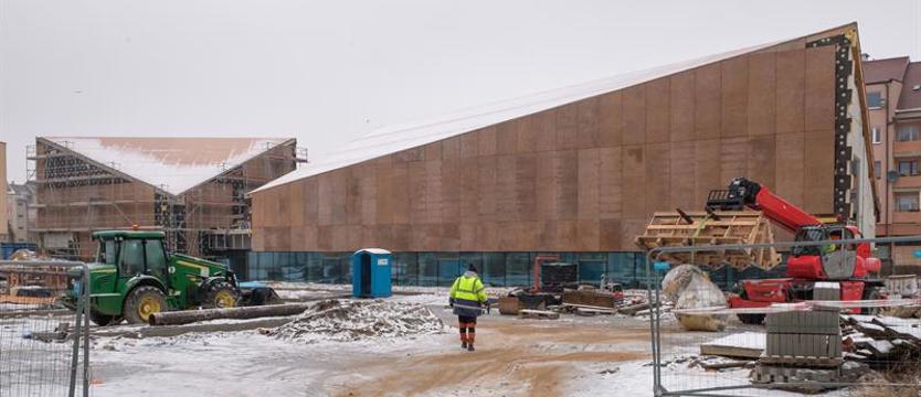 Mediateka pełna... aneksów. Wykonawca ponownie prosi o więcej czasu