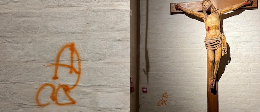 Wandalizm w kościele NMP KŚ w Stargardzie. Nieprzyzwoity bohomaz w kościele