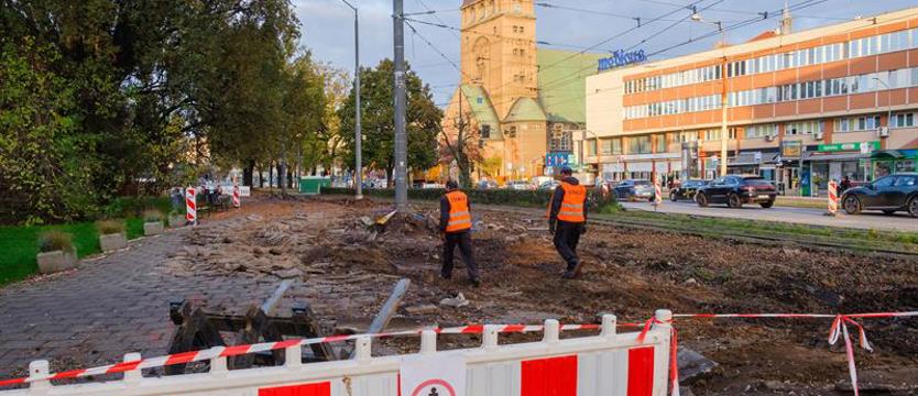Rozbiórki i nowe szyny. W okolicach placu Zwycięstwa