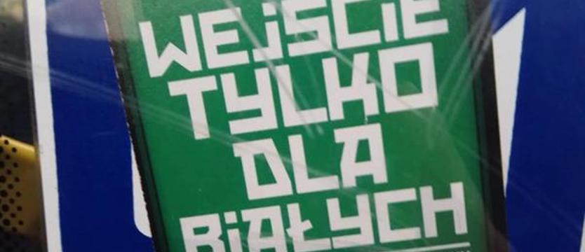 Rasistowska wlepka w autobusie komunikacji miejskiej w Szczecinie