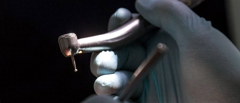 Dentysta stanie przed sądem. Chciał zapłaty za usługi, których nie wykonał