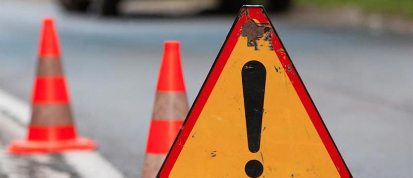 Utrudnienie na S10. Trwa wyciąganie ciężarówki z rowu