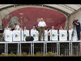 Orkiestra wojskowa wśród róż. Tłumy na Różance