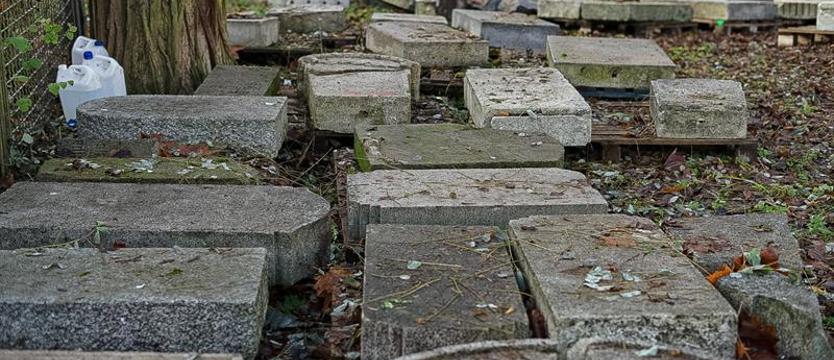 Nagrobki wróciły na teren cmentarza żydowskiego