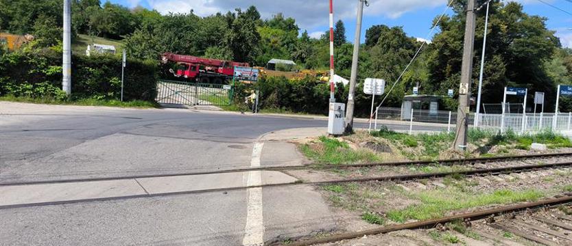 Przejazd kolejowy na Stołczynie do remontu. Zmiany w kursowaniu trzech linii autobusowych