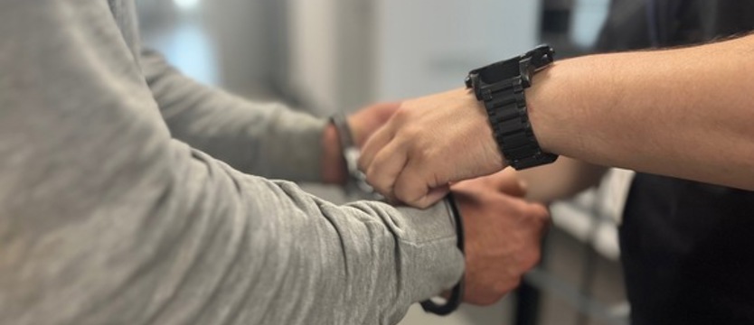 Najpierw zaatakowały ich psy, a potem właściciel czworonogów