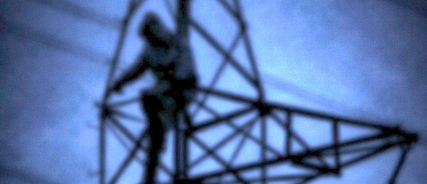 Na ratunek mężczyźnie na słupie wysokiego napięcia. Chciał zobaczyć fajerwerki