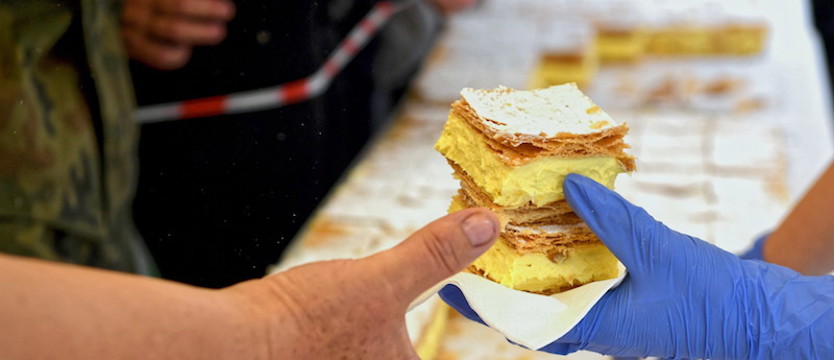 Kremówka gigant na 103. rocznicę urodzin Jana Pawła II