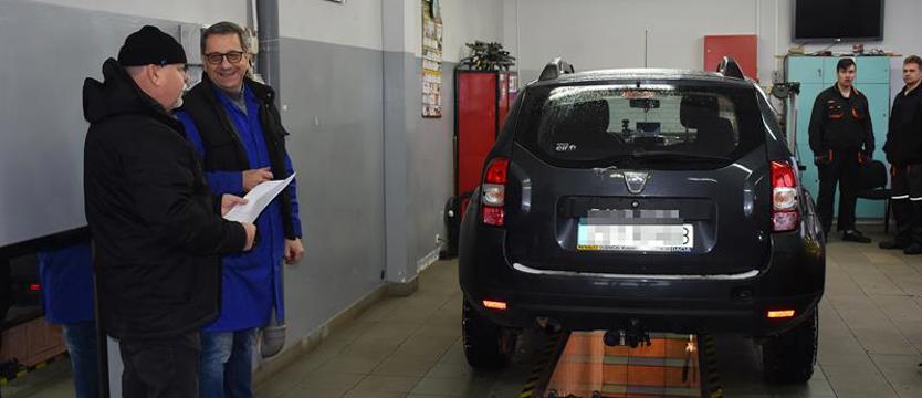 Za darmo zaglądają do aut. Akcja stargardzkiej szkoły