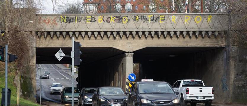 Remont wiaduktu na Warcisława. Zamiast napisu miał być mural