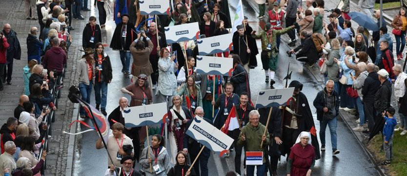 Deszcz nie zatrzymał święta Hanzy. Barwna parada przeszła ulicami Stargardu