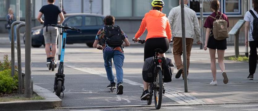 Coraz więcej wypadków na hulajnogach i rowerach. Mają jeździć z głową pod ochroną