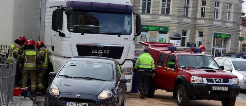Kolizja i wyciek paliwa - utrudnienia na pl. Szarych Szeregów