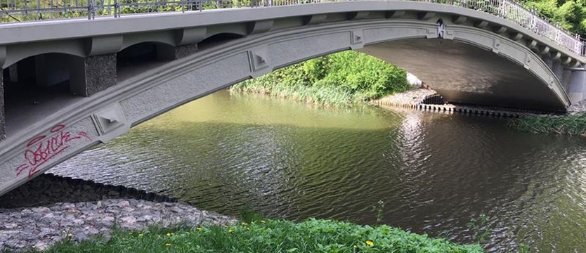 Parkowy mostek: sentyment i wandale. Zabytek (znów) niszczony
