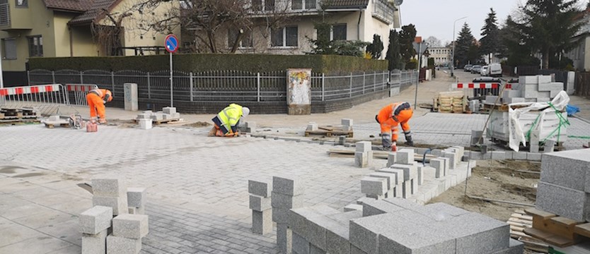 Na budowie ulicy Jodłowej zawodzi koordynacja robót