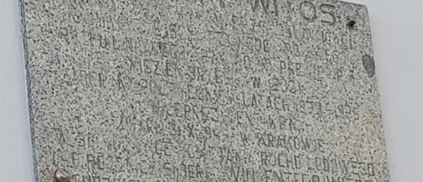 Niszczeje tablica upamiętniająca Wincentego Witosa. Czy doczeka się renowacji?