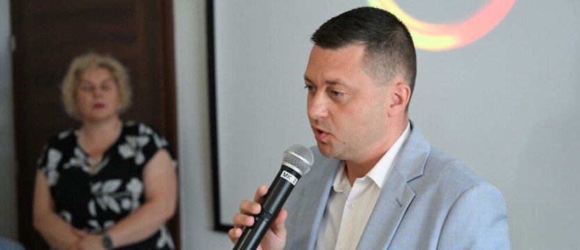 Burmistrz Mielna z zarzutami poświadczenia nieprawdy i przekroczenia uprawnień