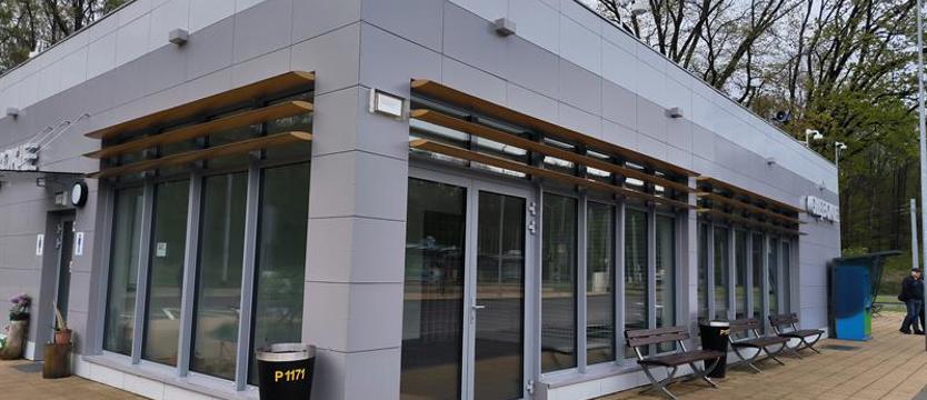 Powinna służyć pasażerom, ale… Mróz, a poczekalnia zamknięta