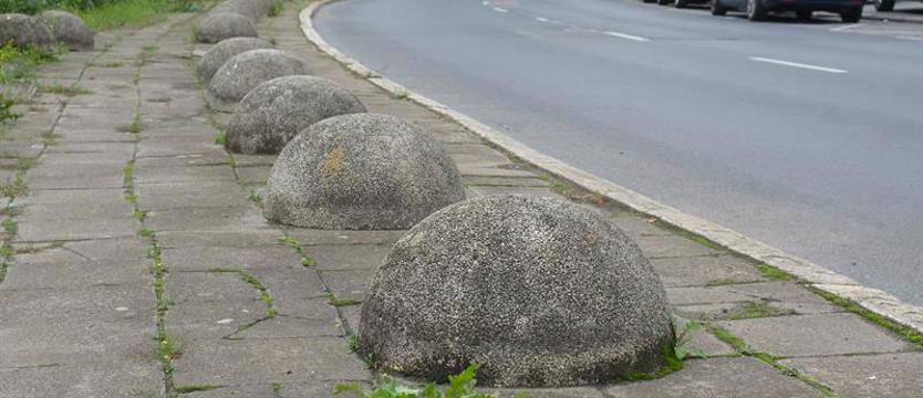 Znikają "niewidoczne" przeszkody. Zastąpią je płotki i słupki