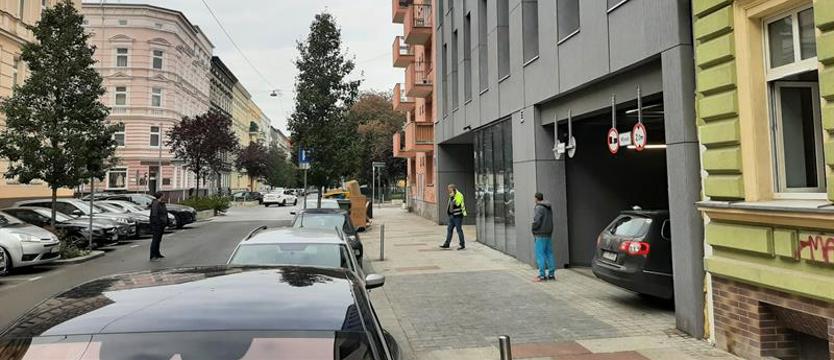 Ile za postój przy ul. Małkowskiego. Wkrótce otworzą podziemny parkingowiec w Szczecinie